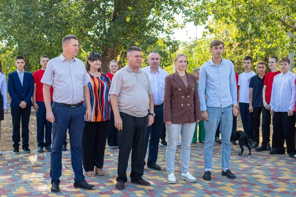 В Станице Луганской благоустроили «Сквер железнодорожников» В Станице Луганской благоустроили «Сквер железнодорожников»