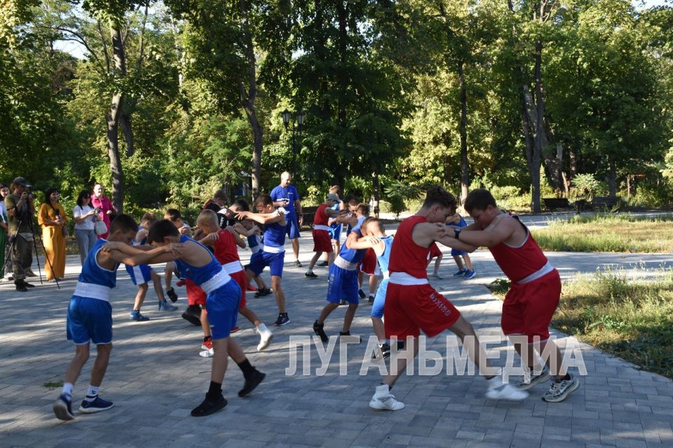 В рамках закрытия спортивного марафона «Сила России» в Антраците прошла открытая тренировка по боксу В рамках закрытия спортивного марафона «Сила России» в Антраците прошла открытая тренировка по боксу