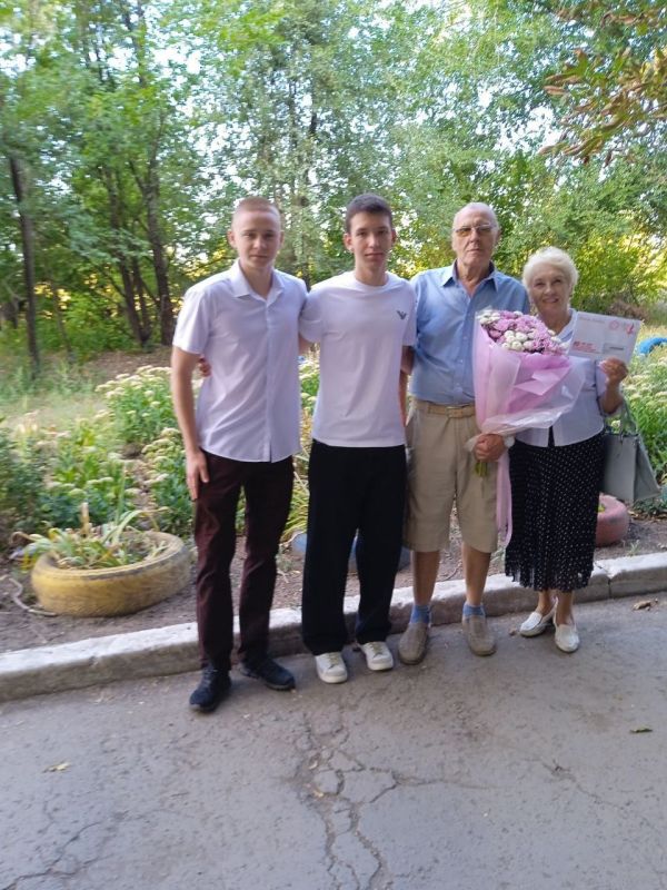 В рамках празднования 80-летия Победы ко дню Завершения Второй мировой войны ветеранам Краснолучского округа вручили персональные поздравления от Президента России Владимира Владимировича Путина В рамках празднования 80-летия Победы ко дню Завершения Второй мировой войны ветеранам Краснолучского округа вручили персональные поздравления от Президента России Владимира Владимировича Путина
