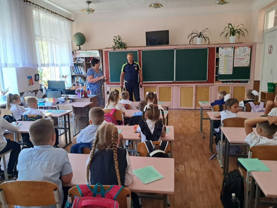 Сегодня в Ровеньковской гимназии имени писателя Н. Трублаини прошла важная встреча с сотрудником ГИБДД — Василенко Александр Васильевич Сегодня в Ровеньковской гимназии имени писателя Н. Трублаини прошла важная встреча с сотрудником ГИБДД — Василенко Александр Васильевич