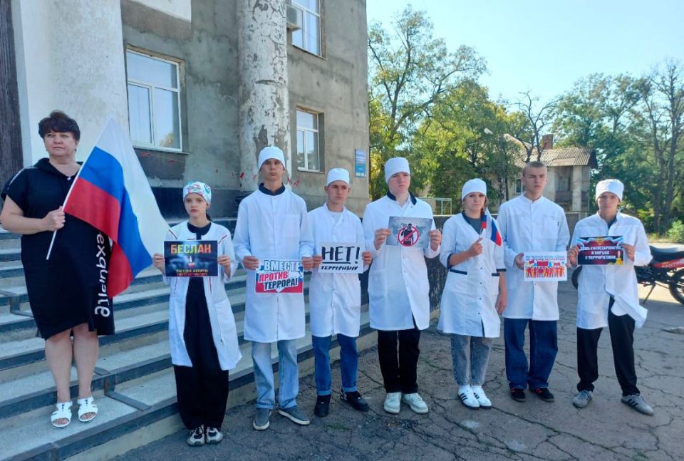 На площади МБУ «Дворец культуры им. Горького» пгт Крепенский прошел митинг-акция «Вместе против…» ко дню солидарности в борьбе с терроризмом и трагическим событиям в Беслане с участием студентов Антрацитовского медицинского... На площади МБУ «Дворец культуры им. Горького» пгт Крепенский прошел митинг-акция «Вместе против…» ко дню солидарности в борьбе с терроризмом и трагическим событиям в Беслане с участием студентов Антрацитовского медицинского...