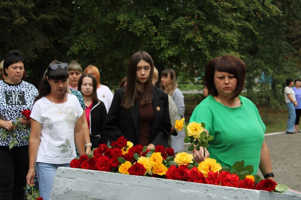 В Белокуракинском муниципальном округе состоялся митинг и возложение цветов к мемориалу Скорбящей матери, посвящённый Дню солидарности в борьбе с терроризмом В Белокуракинском муниципальном округе состоялся митинг и возложение цветов к мемориалу Скорбящей матери, посвящённый Дню солидарности в борьбе с терроризмом