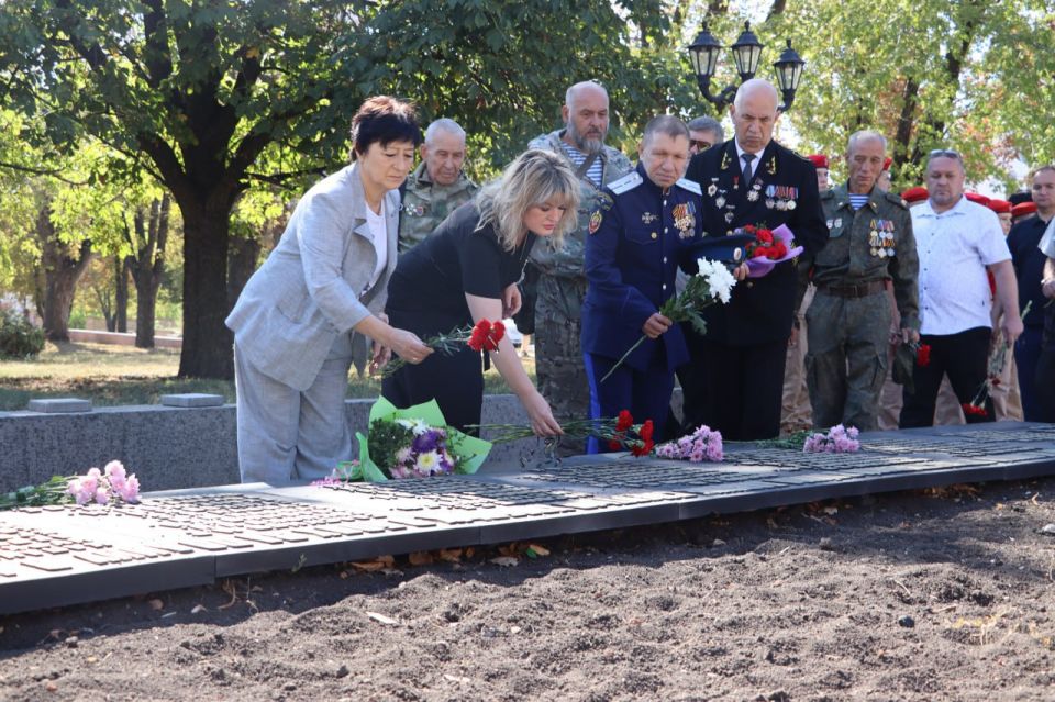 В Стаханове почтили память освободителей города от фашистских захватчиков В Стаханове почтили память освободителей города от фашистских захватчиков