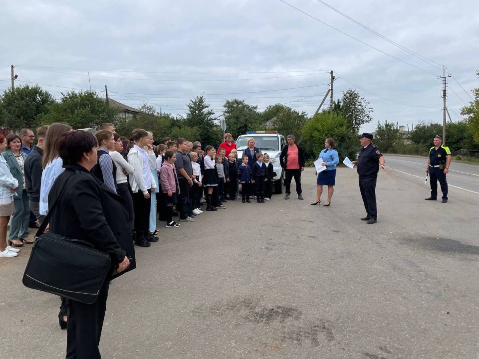 В Марковке сотрудники Госавтоинспекции совместно с представителями прокуратуры провели профилактическое мероприятие «Пешеходный переход» В Марковке сотрудники Госавтоинспекции совместно с представителями прокуратуры провели профилактическое мероприятие «Пешеходный переход»