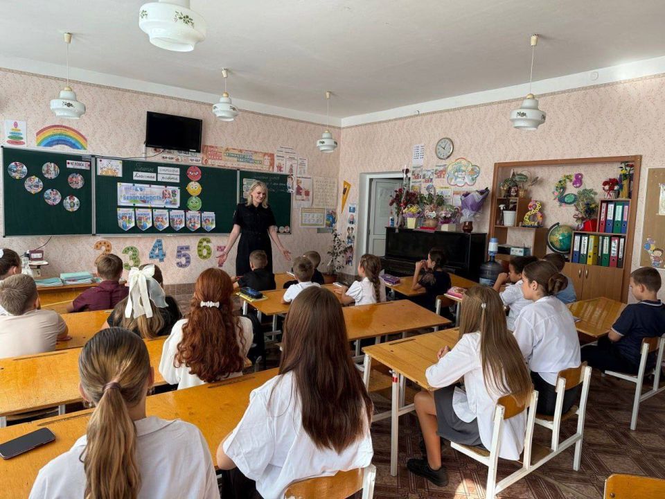 Урок на перекрестке: инспекторы ГИБДД показали школьникам скрытые угрозы дороги Урок на перекрестке: инспекторы ГИБДД показали школьникам скрытые угрозы дороги