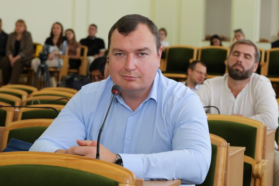 Депутаты обсудили с Иваном Кусовым капремонт школ, зарплаты учителей, военно-патриотическое воспитание и другие актуальные вопросы в сфере образования Депутаты обсудили с Иваном Кусовым капремонт школ, зарплаты учителей, военно-патриотическое воспитание и другие актуальные вопросы в сфере образования