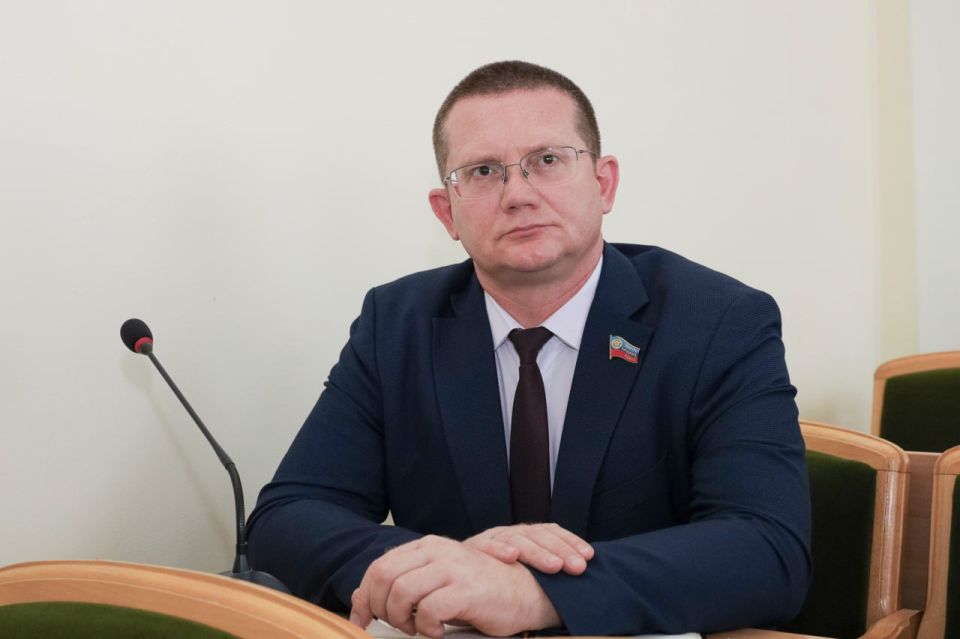Депутаты обсудили с Иваном Кусовым капремонт школ, зарплаты учителей, военно-патриотическое воспитание и другие актуальные вопросы в сфере образования Депутаты обсудили с Иваном Кусовым капремонт школ, зарплаты учителей, военно-патриотическое воспитание и другие актуальные вопросы в сфере образования