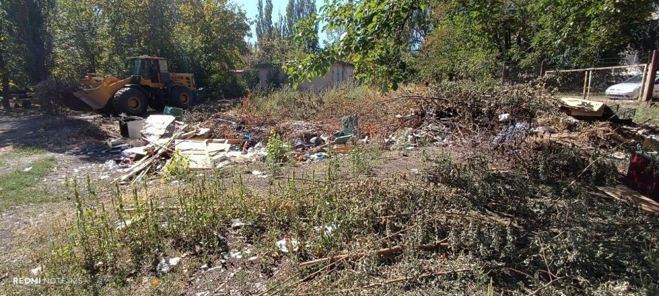 Силами МУП "СЕРВИС-АНТРАЦИТ" произведена уборка и вывоз несанкционированных свалок по адресам: Силами МУП "СЕРВИС-АНТРАЦИТ" произведена уборка и вывоз несанкционированных свалок по адресам:
