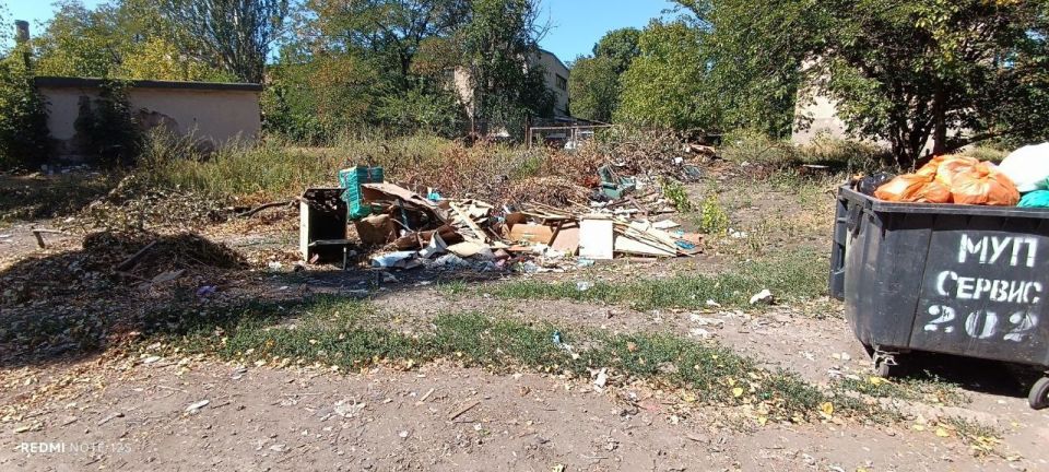 Силами МУП "СЕРВИС-АНТРАЦИТ" произведена уборка и вывоз несанкционированных свалок по адресам: Силами МУП "СЕРВИС-АНТРАЦИТ" произведена уборка и вывоз несанкционированных свалок по адресам: