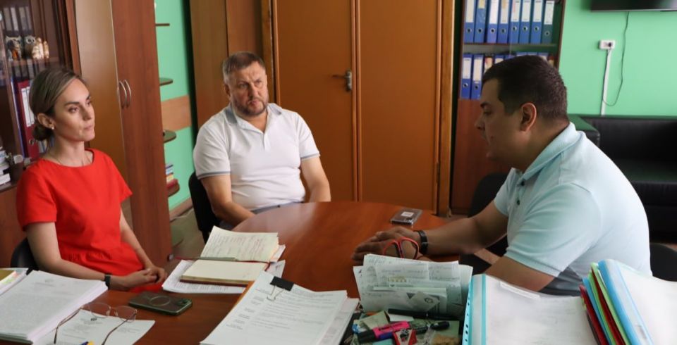 Евгений Бондарь: Провёл рабочее совещание с представителями сферы культуры округа и подрядной организацией, осуществляющей ремонтные работы, в рамках национального проекта «Семья», в МБУ «Лутугинский районный Дом культуры... Евгений Бондарь: Провёл рабочее совещание с представителями сферы культуры округа и подрядной организацией, осуществляющей ремонтные работы, в рамках национального проекта «Семья», в МБУ «Лутугинский районный Дом культуры...