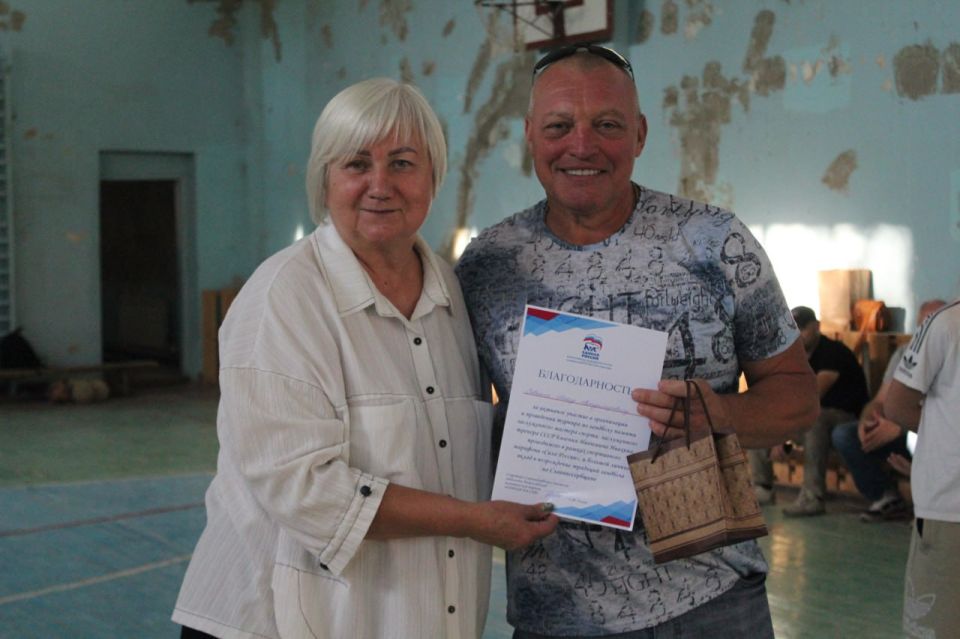 В рамках спортивного марафона «Сила России» и проекта «Историческая память» партии «Единая Россия» в Славяносербске состоялся турнир по гандболу памяти заслуженного мастера спорта и заслуженного тренера СССР Евгения... В рамках спортивного марафона «Сила России» и проекта «Историческая память» партии «Единая Россия» в Славяносербске состоялся турнир по гандболу памяти заслуженного мастера спорта и заслуженного тренера СССР Евгения...