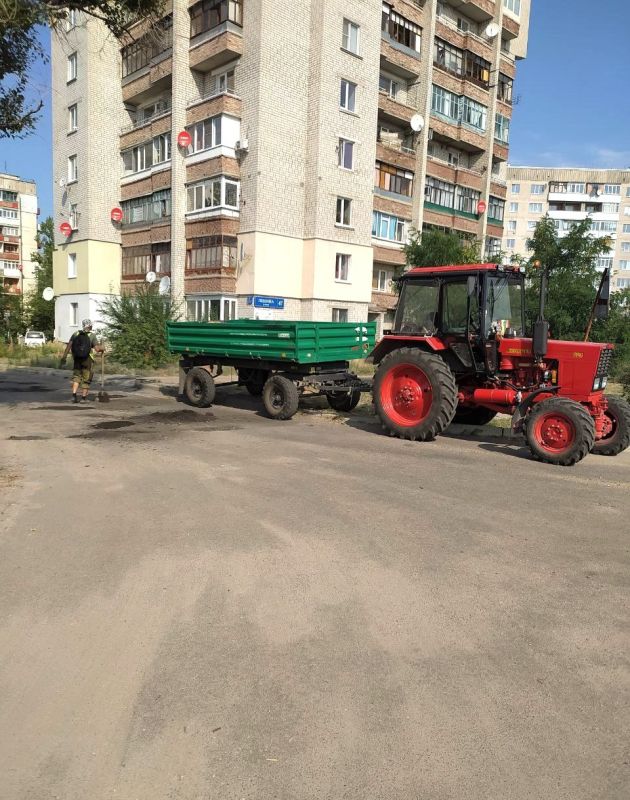 ДЭП города Рубежное производят подсыпку ям внутриквартальных дорог ДЭП города Рубежное производят подсыпку ям внутриквартальных дорог