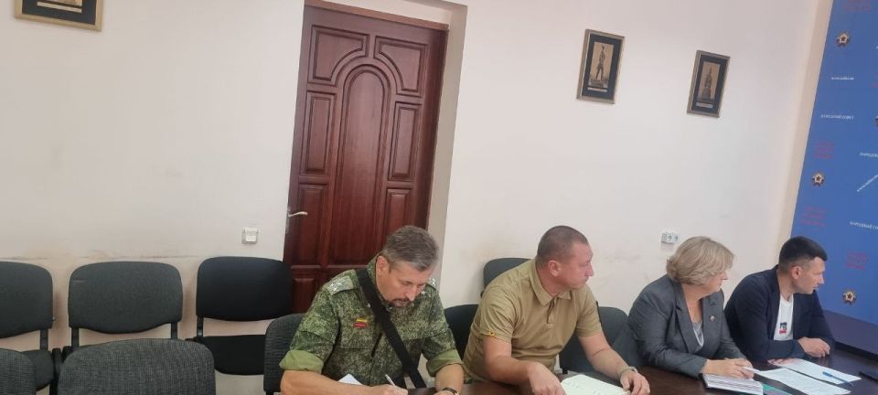 Виктор Водолацкий: Сегодня совместно с Министром образования и науки ЛНР Кусовым И.С. провели рабочее совещание по развитию непрерывного казачьего образования на территории Луганской Народной Республики Виктор Водолацкий: Сегодня совместно с Министром образования и науки ЛНР Кусовым И.С. провели рабочее совещание по развитию непрерывного казачьего образования на территории Луганской Народной Республики