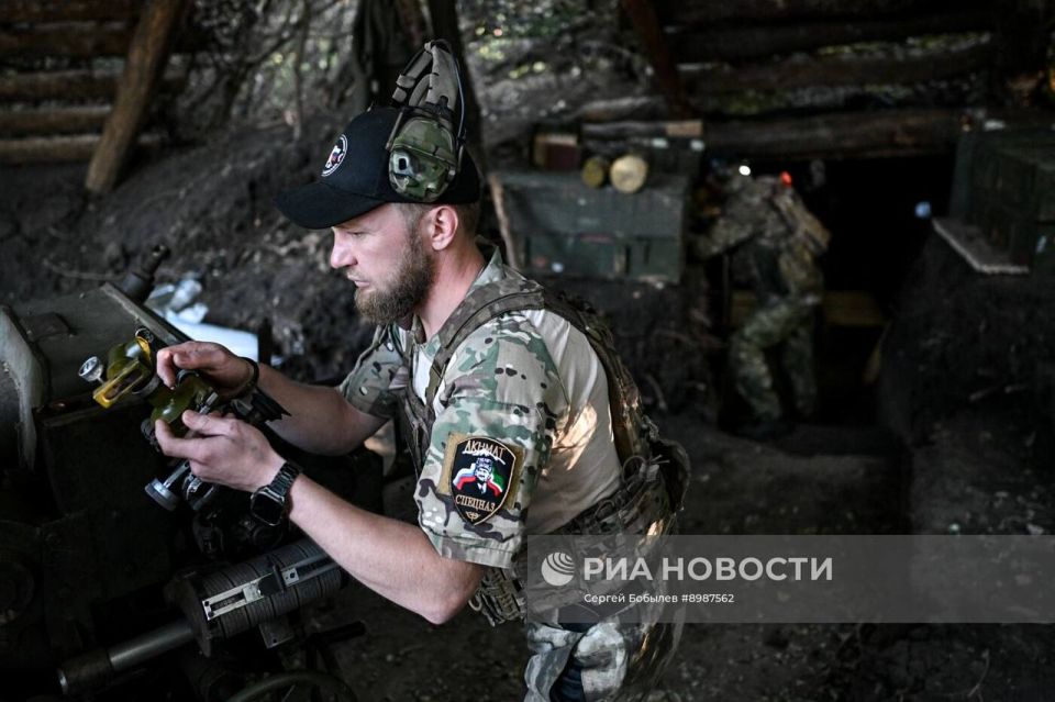 Боевая работа артиллерийских расчётов 122-мм гаубиц Д-30 группы «Шрама» спецназа «Ахмат» на территории Луганской Народной Республики Боевая работа артиллерийских расчётов 122-мм гаубиц Д-30 группы «Шрама» спецназа «Ахмат» на территории Луганской Народной Республики