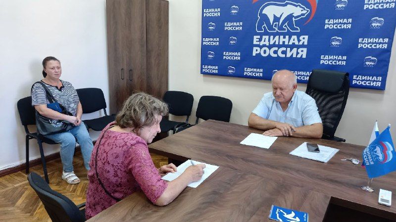 Владимир Шавлай: Депутат Совета Краснодонского муниципального округа Николай Работин провел очередной прием граждан в местной общественной приемной партии "Единая Россия", в ходе которого были подняты актуальные вопросы Владимир Шавлай: Депутат Совета Краснодонского муниципального округа Николай Работин провел очередной прием граждан в местной общественной приемной партии "Единая Россия", в ходе которого были подняты актуальные вопросы