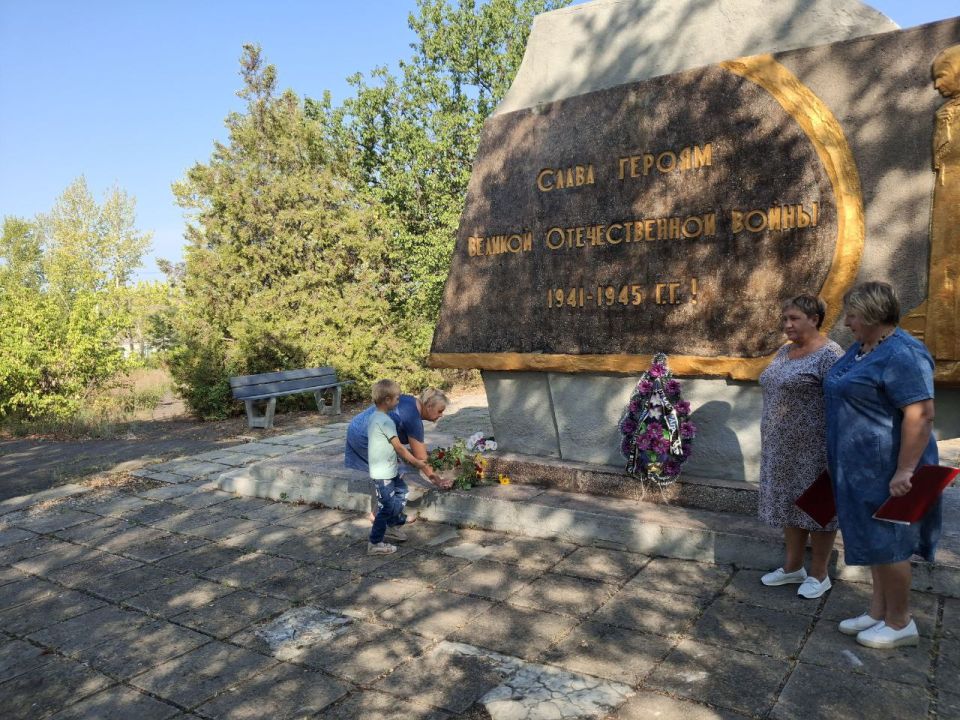 В селе Верхнебогдановка у памятной Стелы павших односельчан в годы Великой Отечественной войны состоялся митинг, посвященный Дню окончания Второй мировой войны, освобождению Ворошиловградской области от немецко-фашистских... В селе Верхнебогдановка у памятной Стелы павших односельчан в годы Великой Отечественной войны состоялся митинг, посвященный Дню окончания Второй мировой войны, освобождению Ворошиловградской области от немецко-фашистских...