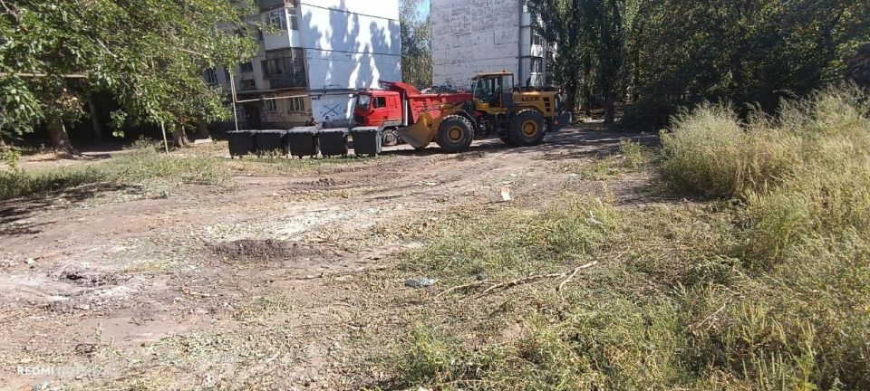 Силами МУП "СЕРВИС-АНТРАЦИТ" произведена уборка и вывоз несанкционированных свалок по адресам: Силами МУП "СЕРВИС-АНТРАЦИТ" произведена уборка и вывоз несанкционированных свалок по адресам: