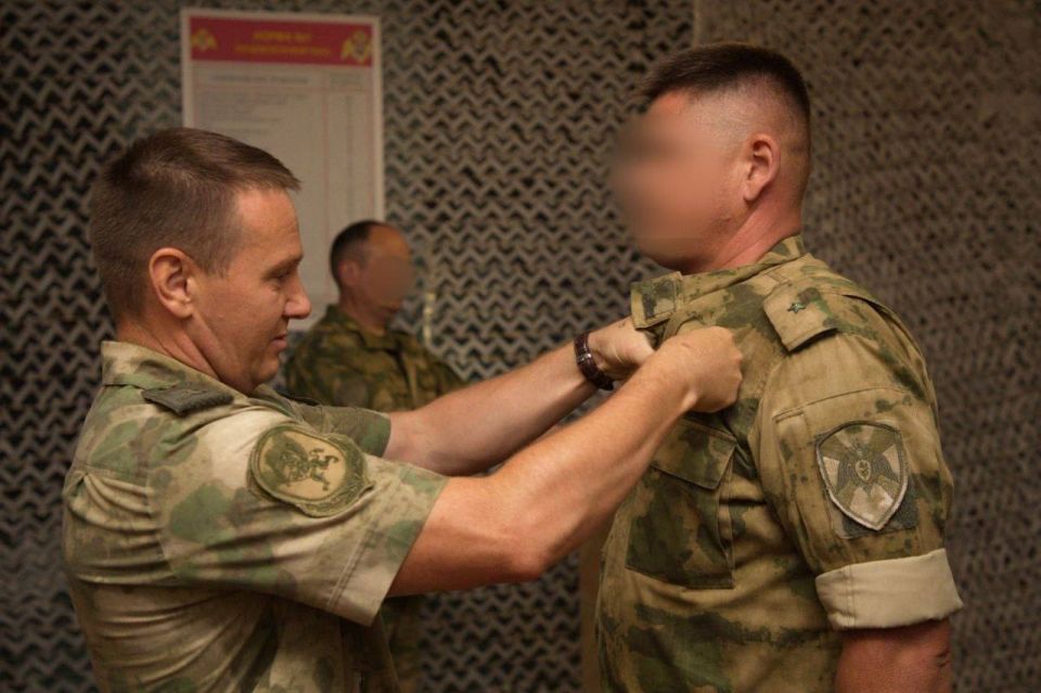 В ЛНР росгвардейцев наградили за отличие в боевой службе