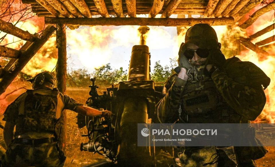 Боевая работа артиллерийского расчета 122-мм гаубицы Д-30 армии России на позиции в ЛНР Боевая работа артиллерийского расчета 122-мм гаубицы Д-30 армии России на позиции в ЛНР