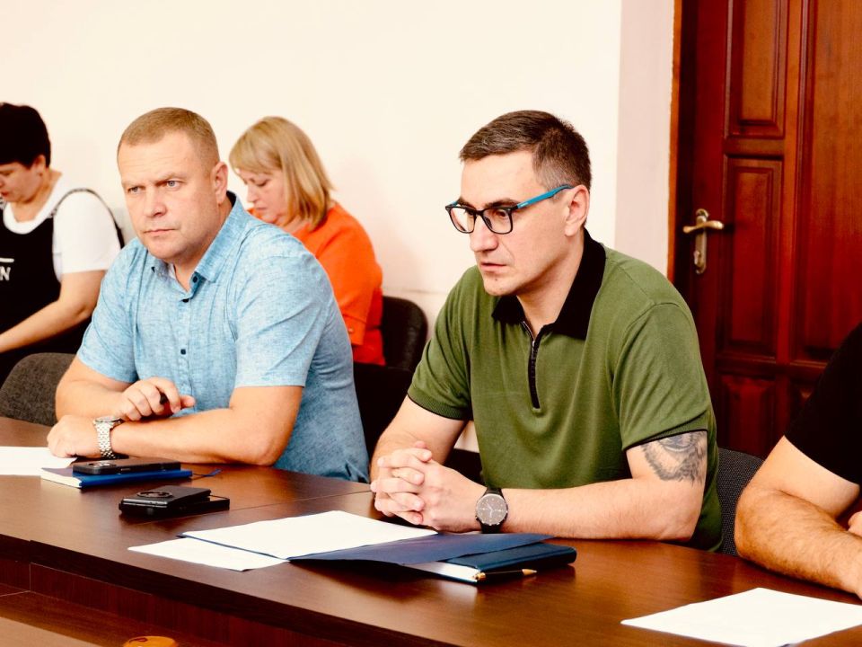 Министр промышленности и торговли ЛНР Владислав Варшавский представил доклад о мерах государственной поддержки предпринимателей Республики на заседании Комитета Народного Совета Луганской Народной Республики по экономической... Министр промышленности и торговли ЛНР Владислав Варшавский представил доклад о мерах государственной поддержки предпринимателей Республики на заседании Комитета Народного Совета Луганской Народной Республики по экономической...