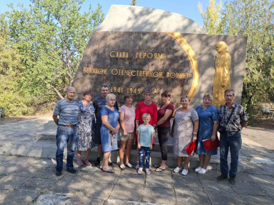 В селе Верхнебогдановка у памятной Стелы павших односельчан в годы Великой Отечественной войны состоялся митинг, посвященный Дню окончания Второй мировой войны, освобождению Ворошиловградской области от немецко-фашистских... В селе Верхнебогдановка у памятной Стелы павших односельчан в годы Великой Отечественной войны состоялся митинг, посвященный Дню окончания Второй мировой войны, освобождению Ворошиловградской области от немецко-фашистских...