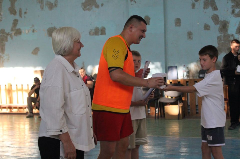 В рамках спортивного марафона «Сила России» и проекта «Историческая память» партии «Единая Россия» в Славяносербске состоялся турнир по гандболу памяти заслуженного мастера спорта и заслуженного тренера СССР Евгения... В рамках спортивного марафона «Сила России» и проекта «Историческая память» партии «Единая Россия» в Славяносербске состоялся турнир по гандболу памяти заслуженного мастера спорта и заслуженного тренера СССР Евгения...