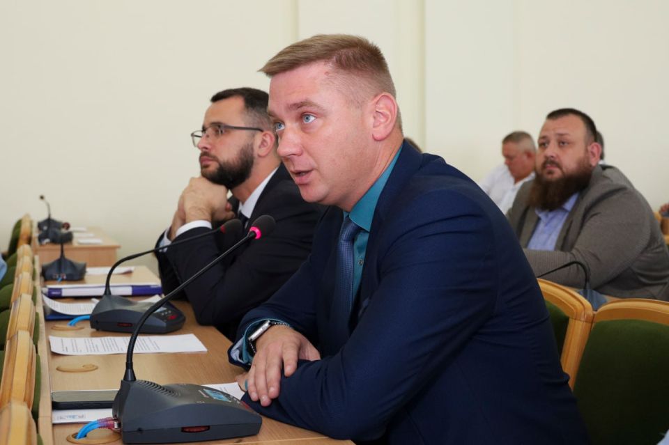 Депутаты обсудили с Иваном Кусовым капремонт школ, зарплаты учителей, военно-патриотическое воспитание и другие актуальные вопросы в сфере образования Депутаты обсудили с Иваном Кусовым капремонт школ, зарплаты учителей, военно-патриотическое воспитание и другие актуальные вопросы в сфере образования