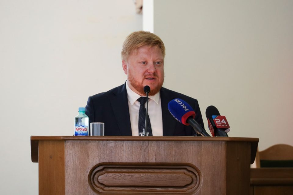 Депутаты обсудили с Иваном Кусовым капремонт школ, зарплаты учителей, военно-патриотическое воспитание и другие актуальные вопросы в сфере образования