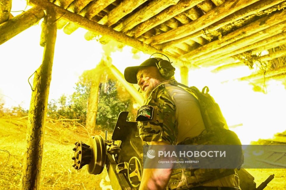 Боевая работа артиллерийских расчётов 122-мм гаубиц Д-30 группы «Шрама» спецназа «Ахмат» на территории Луганской Народной Республики Боевая работа артиллерийских расчётов 122-мм гаубиц Д-30 группы «Шрама» спецназа «Ахмат» на территории Луганской Народной Республики