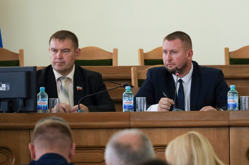 Депутаты обсудили с Иваном Кусовым капремонт школ, зарплаты учителей, военно-патриотическое воспитание и другие актуальные вопросы в сфере образования Депутаты обсудили с Иваном Кусовым капремонт школ, зарплаты учителей, военно-патриотическое воспитание и другие актуальные вопросы в сфере образования