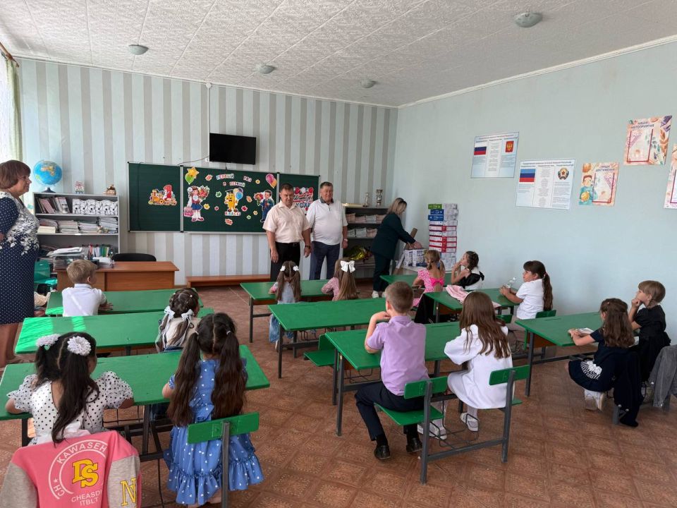 Единороссы передали канцелярию детям Свердловска Единороссы передали канцелярию детям Свердловска