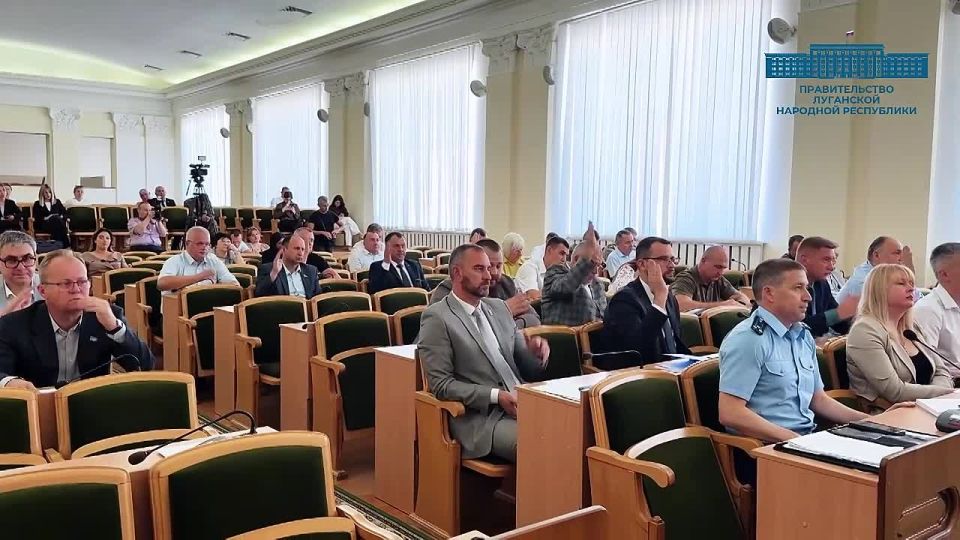 Образование в приоритете. В ходе доклада перед депутатами Народного Совета министр образования и науки ЛНР Иван Кусов рассказал о ключевых направлениях развития системы образования Республики, в том числе, о программе...