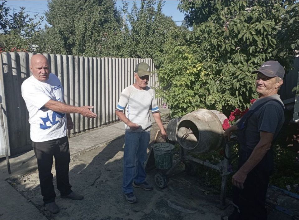 При помощи депутата Виктора Тарасова проведен ремонт бетонного покрытия во дворе ветерана Великой Отечественной войны При помощи депутата Виктора Тарасова проведен ремонт бетонного покрытия во дворе ветерана Великой Отечественной войны