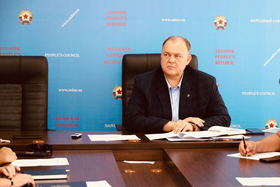 Министр промышленности и торговли ЛНР Владислав Варшавский представил доклад о мерах государственной поддержки предпринимателей Республики на заседании Комитета Народного Совета Луганской Народной Республики по экономической... Министр промышленности и торговли ЛНР Владислав Варшавский представил доклад о мерах государственной поддержки предпринимателей Республики на заседании Комитета Народного Совета Луганской Народной Республики по экономической...