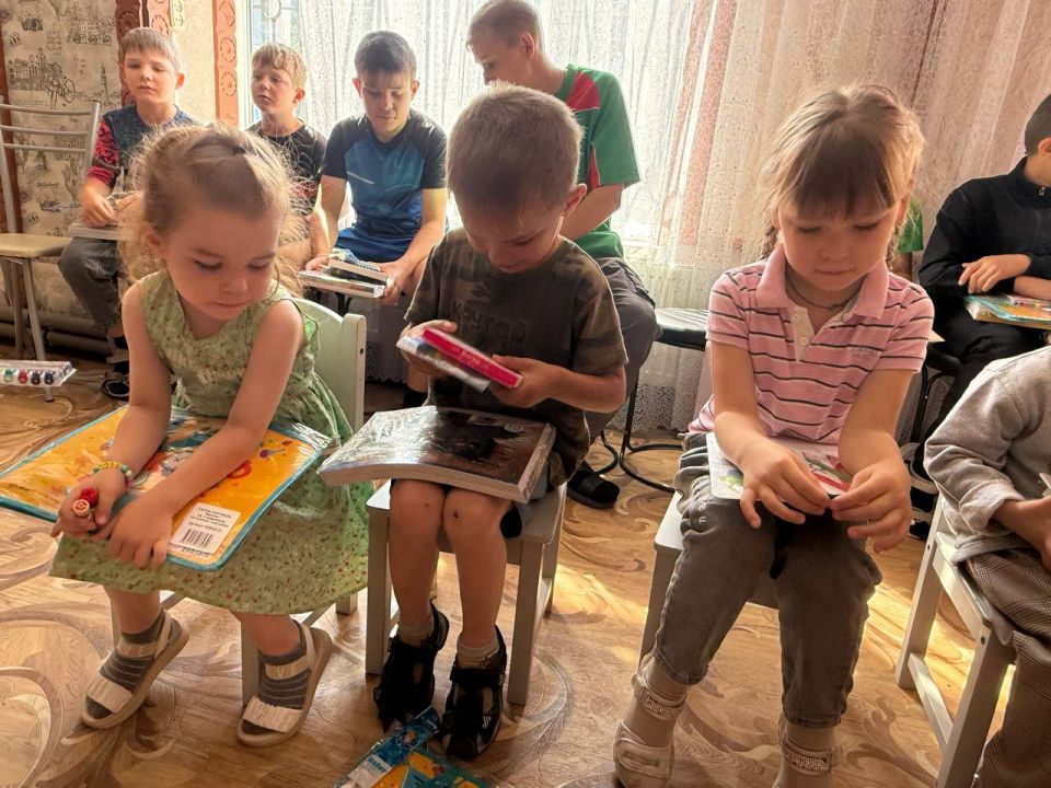Единороссы передали канцелярию детям Свердловска Единороссы передали канцелярию детям Свердловска