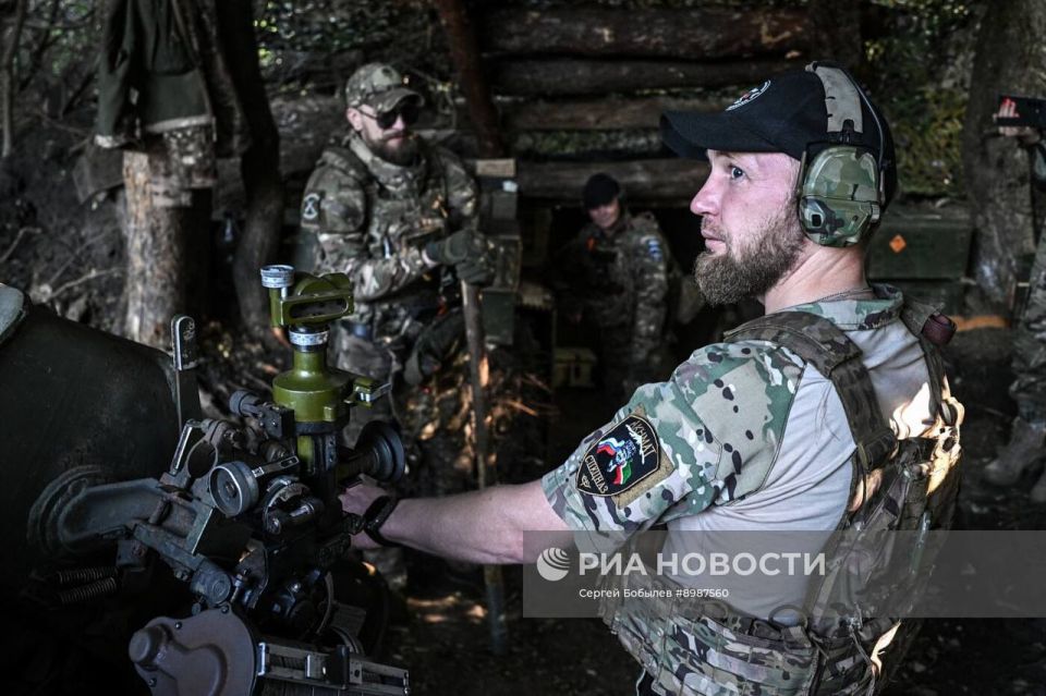 Боевая работа артиллерийских расчётов 122-мм гаубиц Д-30 группы «Шрама» спецназа «Ахмат» на территории Луганской Народной Республики Боевая работа артиллерийских расчётов 122-мм гаубиц Д-30 группы «Шрама» спецназа «Ахмат» на территории Луганской Народной Республики