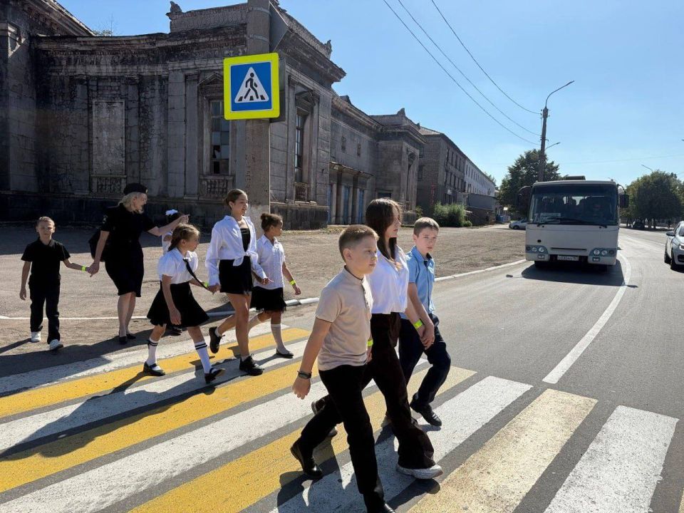 Урок на перекрестке: инспекторы ГИБДД показали школьникам скрытые угрозы дороги Урок на перекрестке: инспекторы ГИБДД показали школьникам скрытые угрозы дороги