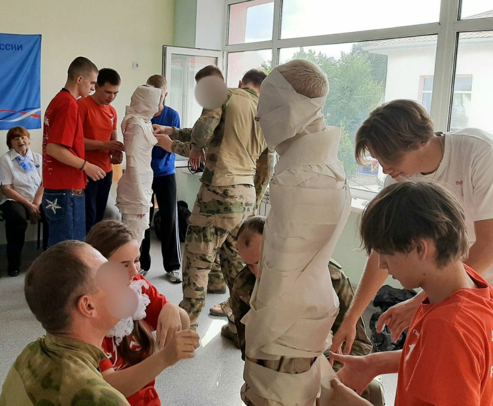 В рамках Года защитника Отечества в БРЦДЮТ в День Российской гвардии состоялось мероприятие «Встречи-поздравления», организованное Председателем Совета женщин Администрации Беловодского МО Мариной Глущенко и координатором... В рамках Года защитника Отечества в БРЦДЮТ в День Российской гвардии состоялось мероприятие «Встречи-поздравления», организованное Председателем Совета женщин Администрации Беловодского МО Мариной Глущенко и координатором...