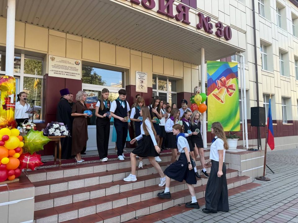 Инна Швенк: В ходе торжественной линейки вручила Отрядам Первых медали — за активную и слаженную работу по направлениям концепции «Луганский характер» Инна Швенк: В ходе торжественной линейки вручила Отрядам Первых медали — за активную и слаженную работу по направлениям концепции «Луганский характер»