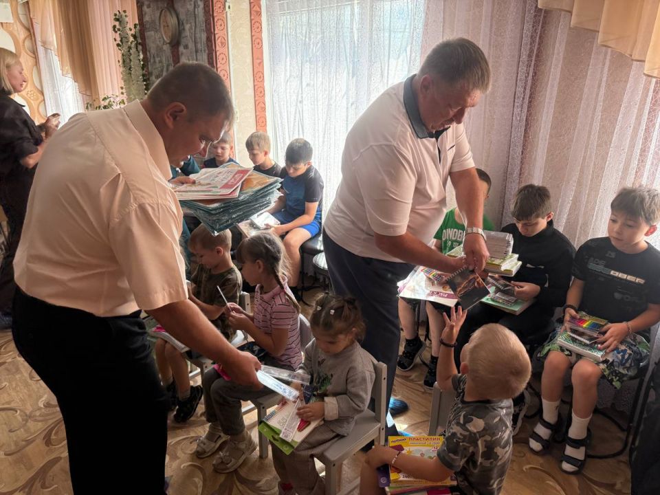 Единороссы передали канцелярию детям Свердловска Единороссы передали канцелярию детям Свердловска