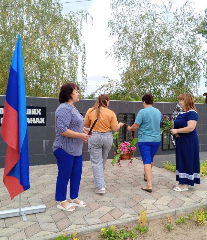 В селе Передельское у памятной Стелы павших односельчан в годы Великой Отечественной войны состоялся митинг, посвященный Дню окончания Второй мировой войны, освобождению Ворошиловградской области от немецко-фашистских... В селе Передельское у памятной Стелы павших односельчан в годы Великой Отечественной войны состоялся митинг, посвященный Дню окончания Второй мировой войны, освобождению Ворошиловградской области от немецко-фашистских...