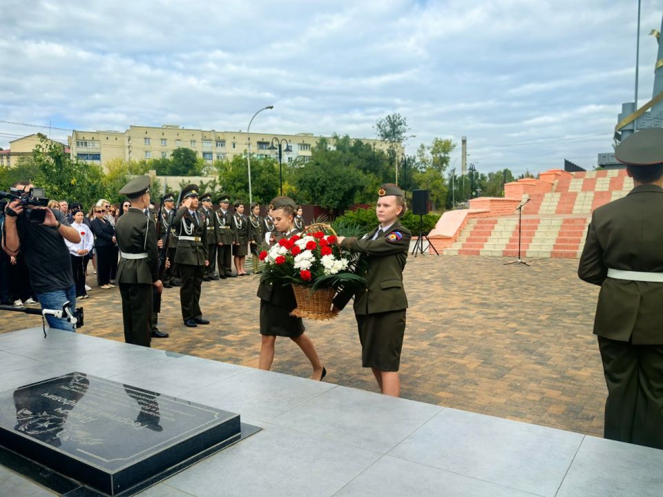 Сегодня в Краснодоне на Аллее Защитников Родины провели митинг, посвященный памятной дате — Дню Неизвестного Солдата – защитника Луганской Народной Республики Сегодня в Краснодоне на Аллее Защитников Родины провели митинг, посвященный памятной дате — Дню Неизвестного Солдата – защитника Луганской Народной Республики