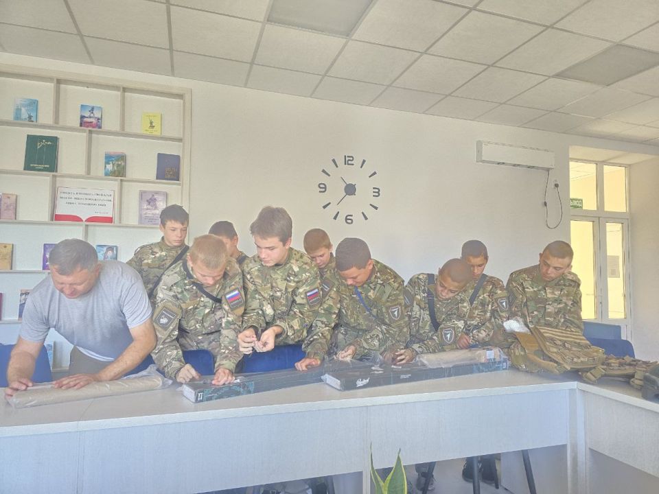 Председатель Правления Общероссийского движения детей и молодежи «Движение первых», Герой Российской Федерации Артур Орлов для участников окружного этапа военно-патриотической игры "Зарница 2.0" команды "Чис" Ясеновской... Председатель Правления Общероссийского движения детей и молодежи «Движение первых», Герой Российской Федерации Артур Орлов для участников окружного этапа военно-патриотической игры "Зарница 2.0" команды "Чис" Ясеновской...