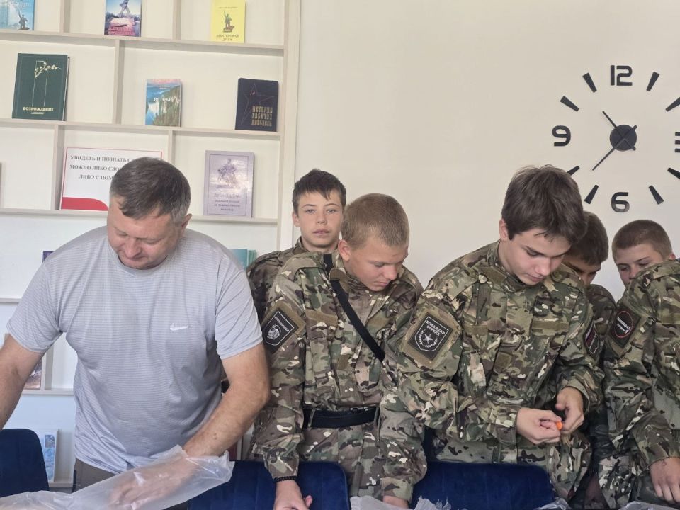 Председатель Правления Общероссийского движения детей и молодежи «Движение первых», Герой Российской Федерации Артур Орлов для участников окружного этапа военно-патриотической игры "Зарница 2.0" команды "Чис" Ясеновской... Председатель Правления Общероссийского движения детей и молодежи «Движение первых», Герой Российской Федерации Артур Орлов для участников окружного этапа военно-патриотической игры "Зарница 2.0" команды "Чис" Ясеновской...