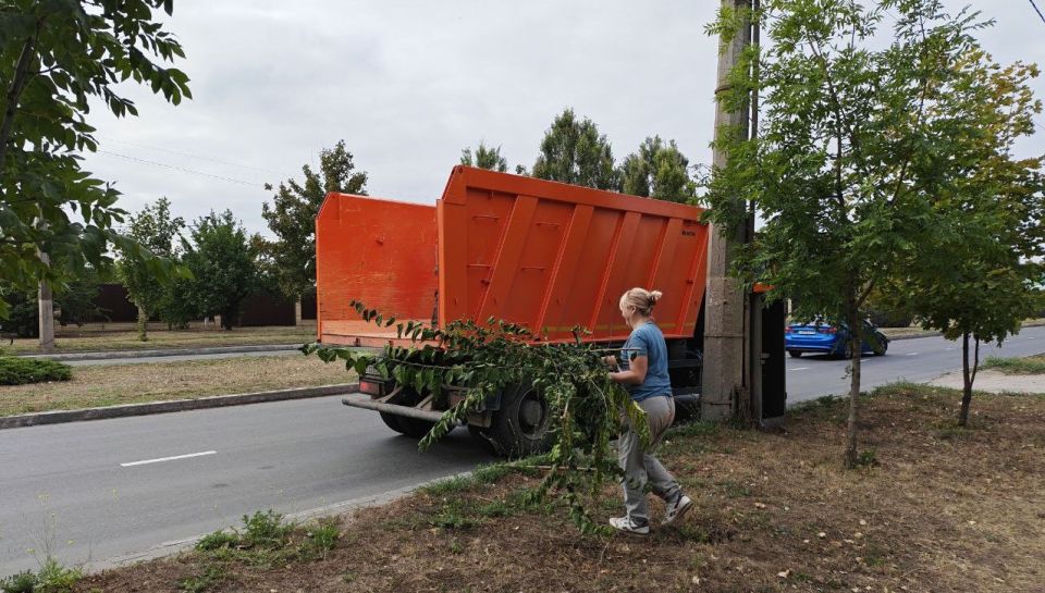 В преддверии Дня города в Луганске проходят субботники В преддверии Дня города в Луганске проходят субботники