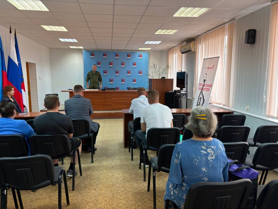 Альберт Зинченко: Сегодня совместно с заместителем Главы Администрации Станично-Луганского МО, Героем Луганской Народной Республики Андреем Донцовым и военным комиссаром Станично-Луганского района Алексеем Кульченко вручили... Альберт Зинченко: Сегодня совместно с заместителем Главы Администрации Станично-Луганского МО, Героем Луганской Народной Республики Андреем Донцовым и военным комиссаром Станично-Луганского района Алексеем Кульченко вручили...