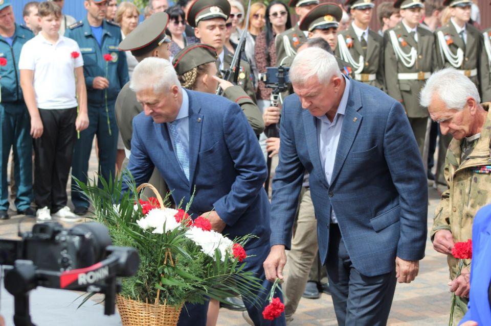 Трогательные кадры в ходе митинга в честь Дня Неизвестного солдата - защитника Луганской Народной Республики Трогательные кадры в ходе митинга в честь Дня Неизвестного солдата - защитника Луганской Народной Республики