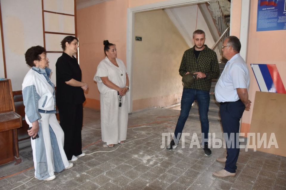 Специалисты из Ставропольского края начали ремонт в Антрацитовской основной школе № 4 Специалисты из Ставропольского края начали ремонт в Антрацитовской основной школе № 4