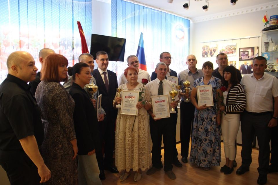 В ЛНР наградили победителей фотоконкурса «Человек труда» и регионального этапа Национальной премии «Человек труда» В ЛНР наградили победителей фотоконкурса «Человек труда» и регионального этапа Национальной премии «Человек труда»