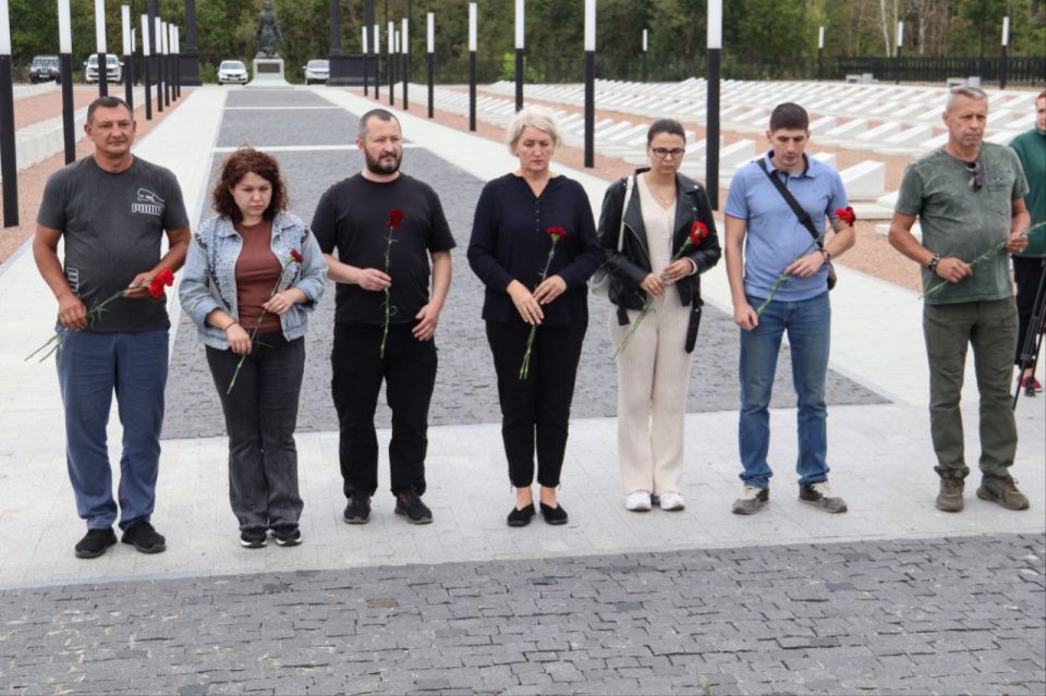 Анна Сорока: На мемориальном комплексе «Незаживающая рана Донбасса» состоялась памятная акция, приуроченная ко Дню Неизвестного Солдата — Защитника Луганской Народной Республики Анна Сорока: На мемориальном комплексе «Незаживающая рана Донбасса» состоялась памятная акция, приуроченная ко Дню Неизвестного Солдата — Защитника Луганской Народной Республики